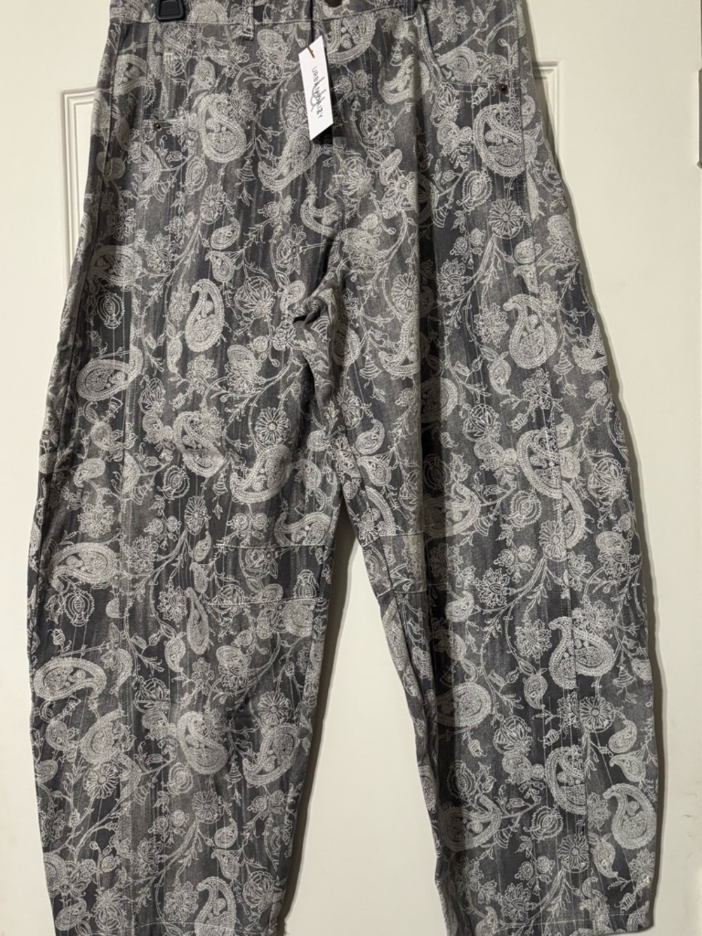 Women's Gray Paisley Print Barrel Jeans Medium